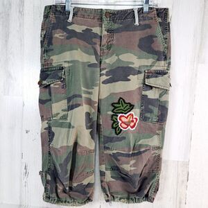VTG Y2K Guess Camo Cargo Capri Pants Womens Sz 29 Embroidered Flowers Military